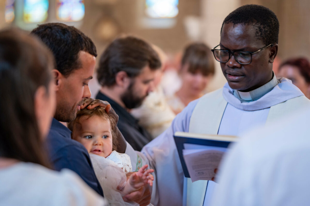 baptême nantes bretagne photographie pro bébé prêtre